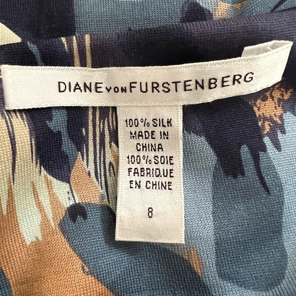 DVF 100% silk long sleeved minidress. - Picture 3 of 5